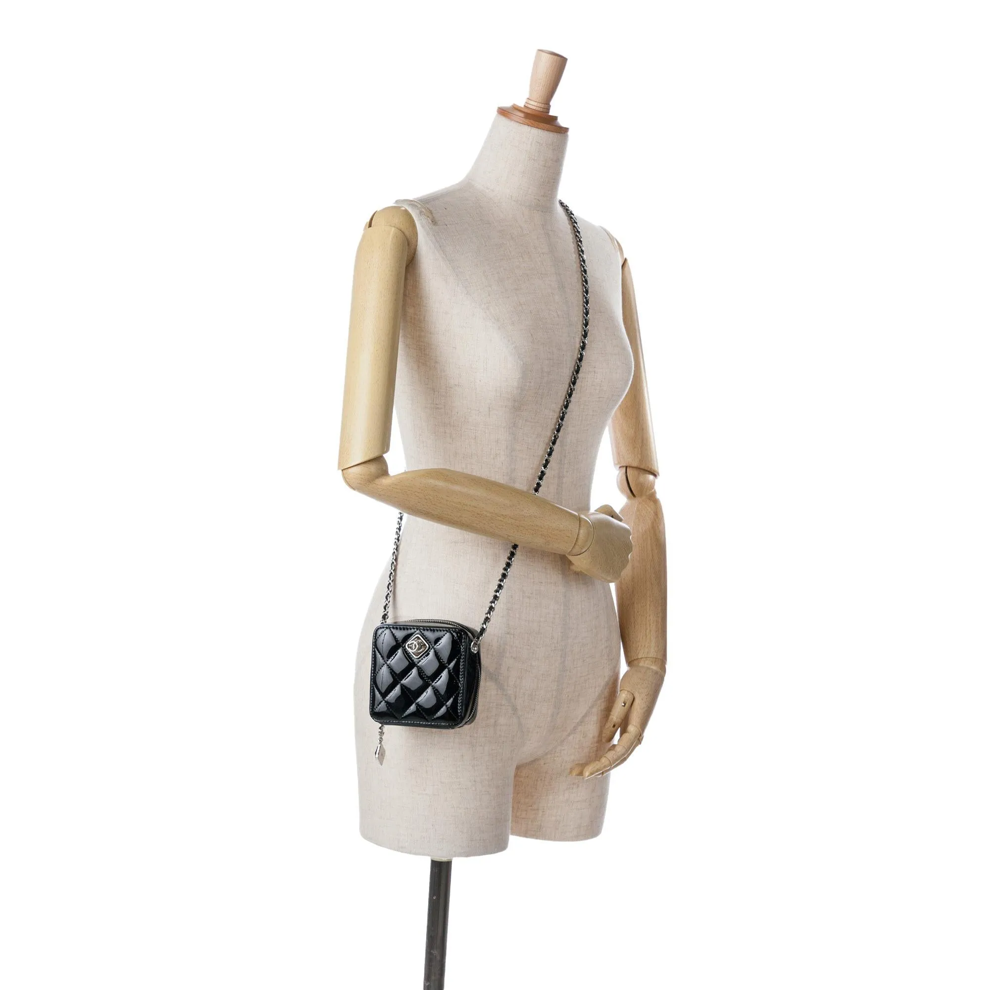 Chanel CC Quilted Patent Clutch With Chain (SHG-s2IpIR)