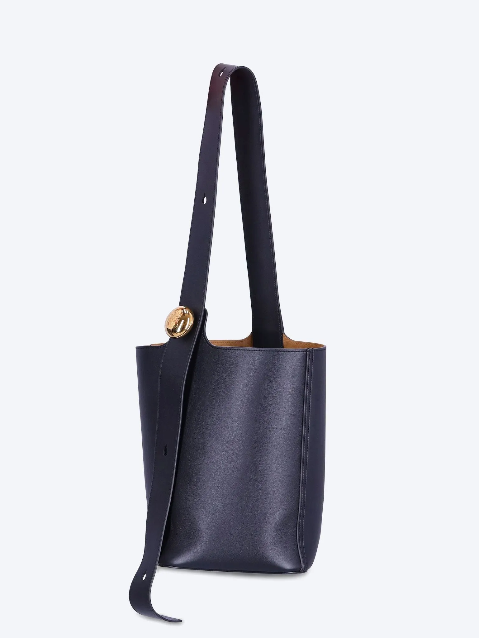 Medium Pebble bucket in smooth calfskin