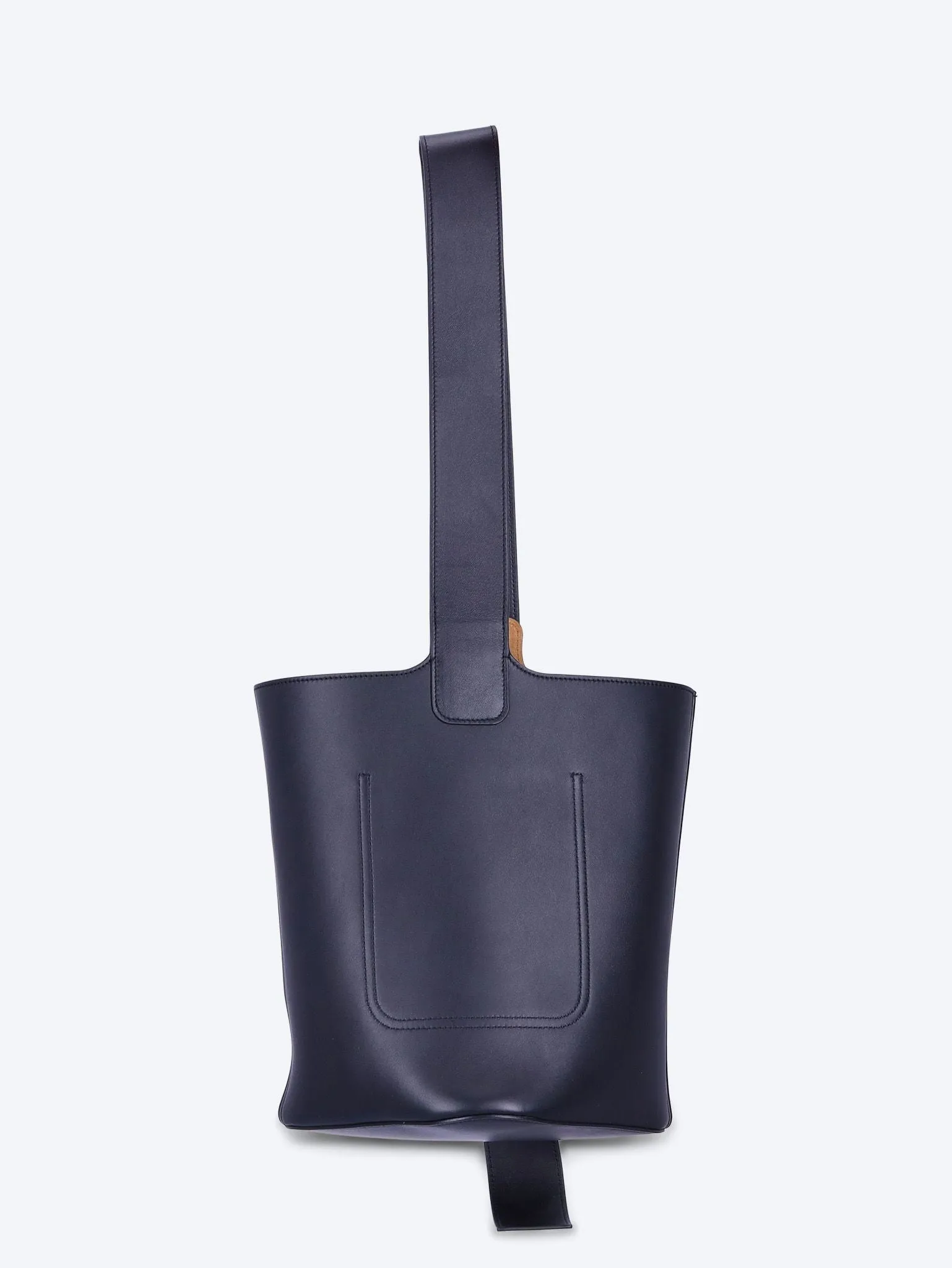 Medium Pebble bucket in smooth calfskin